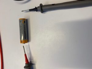 Batterie kontaktieren Spannung messen